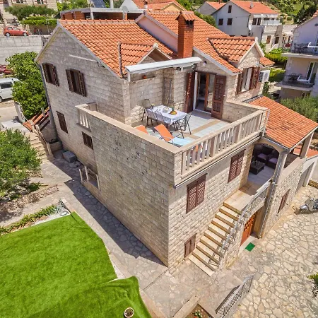 Apartment Lantana Bol