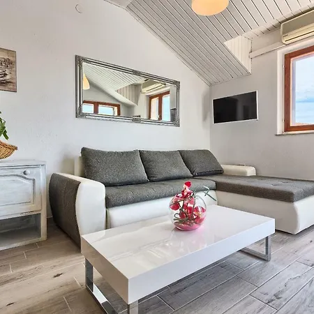 Lantana Apartment *